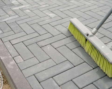 Pogromca zielonego nalotu na kostce brukowej i tarasie. Czyści nie do poznania