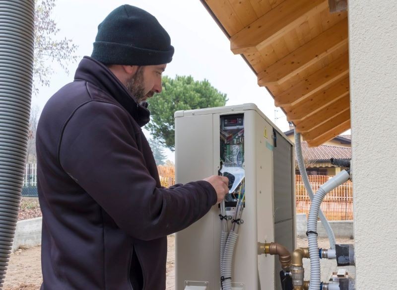 Dobierając moc pompy ciepła do domu, trzeba wziąć pod uwagę kilka ważnych czynników.