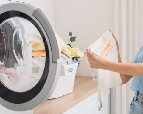 Tłuste plamy z ubrań usuniesz bez silnych środków. Wystarczą dwa składniki