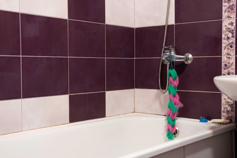 Pleśń często rozwija się w wilgotnych łazienkach.