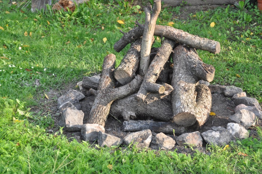 Pozostałe, sierpień - stos na ognisko