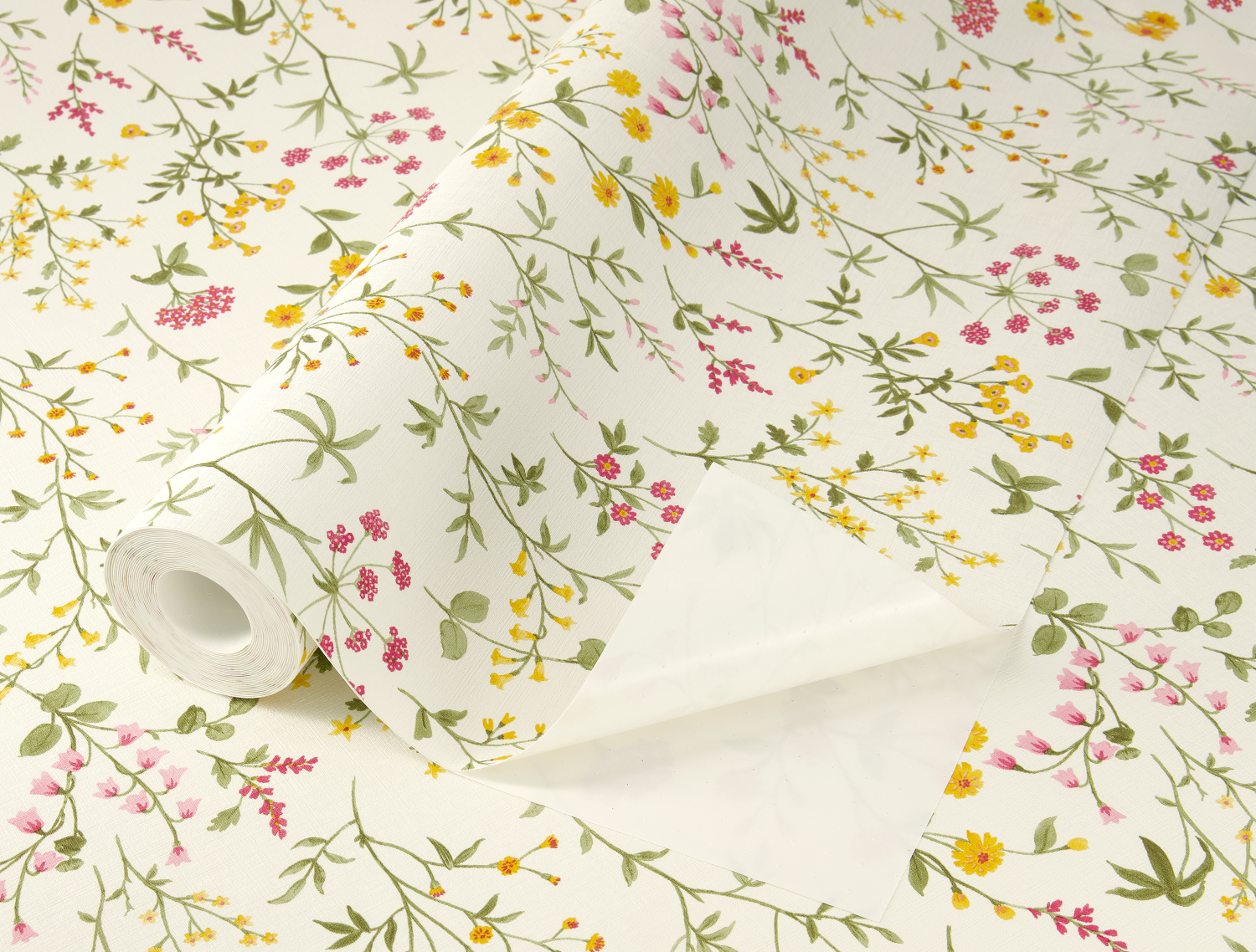 Tapeta jest od razu gotowa do przyklejenia. Bez konieczności używania klejów i innych narzędzi /fot. materiały promocyjne