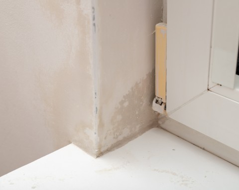 Dlaczego za meblami tworzy się wilgoć i pleśń? Mało kto bierze pod uwagę ważną przyczynę