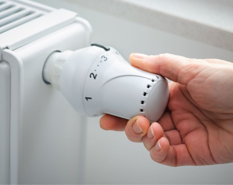Prawidłowe ustawienie termostatu na grzejniku. Większość robi ten sam błąd i traci pieniądze