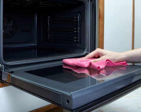 Wlej do naczynia i ustaw piekarnik na 230 st. Będzie błyszczał jak nowy, nawet stary tłuszcz zniknie