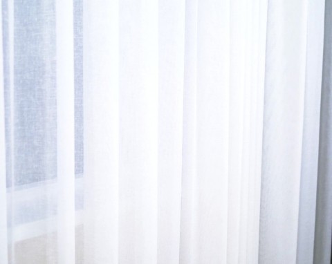 Mało znana metoda na pranie białych firanek. Przywraca im naturalną biel i świeżość
