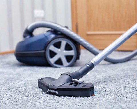 Odkurzasz, a po domu roznosi się nieprzyjemny zapach? Sztuczka za grosze, która odświeża powietrze