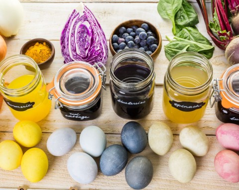 Czym barwić jajka wielkanocne? Szybkie i sprawdzone domowe sposoby