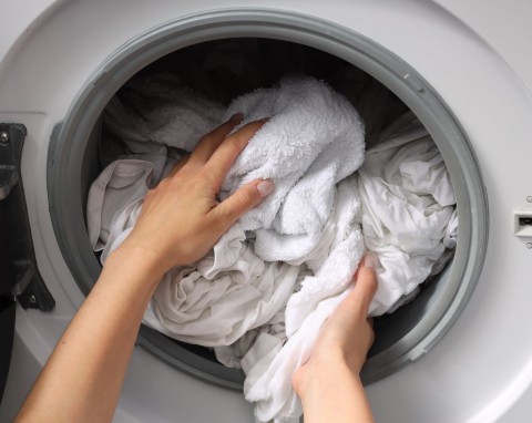 Ani 90, ani 60 stopni. Eksperci wyjaśniają, w jakiej temperaturze prać pościel, by pozbyć się roztoczy i alergenów
