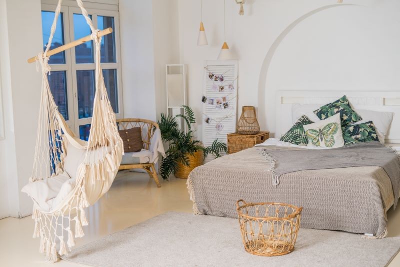 W pokoju w stylu boho dominują neutralne barwy.