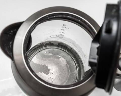 Jak kamień w czajniku wpływa na smak wody i herbaty? Zastosuj prosty patent, usuniesz go na długo