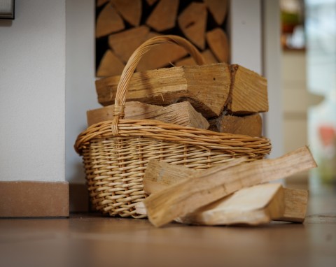 Strzelanie drewna kominkowego. Skąd to się bierze i jak temu zapobiec?