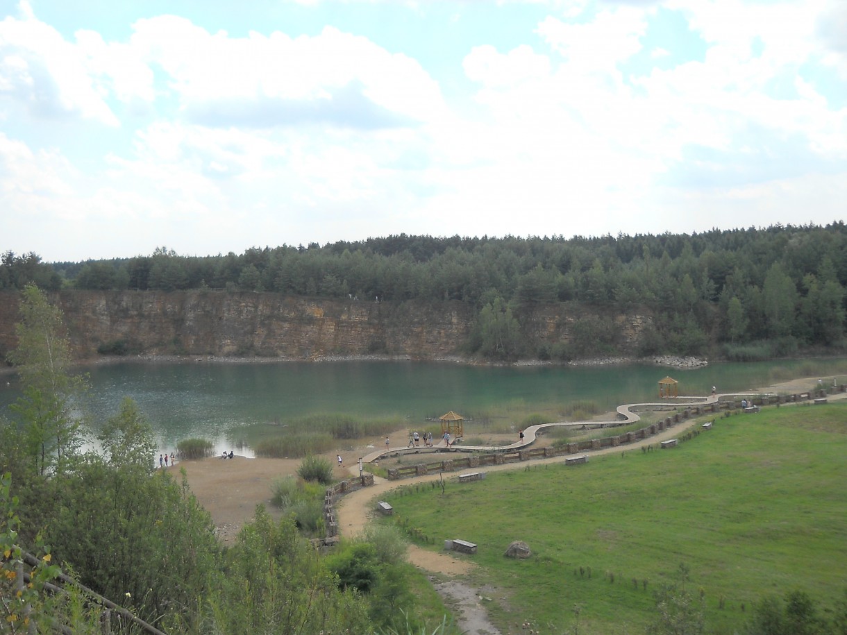 Pozostałe, Arboretum Gródek - polskie Malediwy. - 130 metrów drewnianej kładki wije się poprzez wodę do umieszczonych na niej altanek.