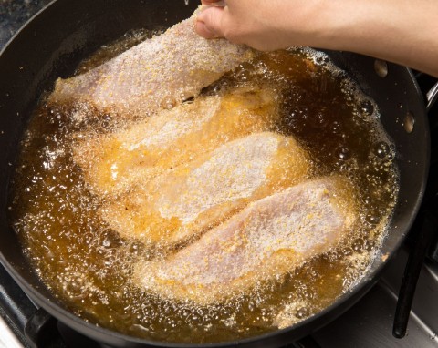 Jak usunąć zapach smażenia z domu? Skuteczna metoda, którą stosują w restauracjach