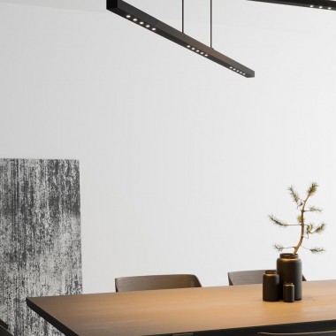 Dzięki temu z powodzeniem można korzystać z promieni słonecznych i czerpać z nich energię, a przy tym nie męczyć wzroku w deszczowe dni, które nie zapewnią odpowiedniego oświetlenia i zmniejszą komfort pracy. A co jeśli przestrzeń domowa nie pozwala na wydzielenie osobnej przestrzeni biurowej i pracownik zdalny musi improwizować?