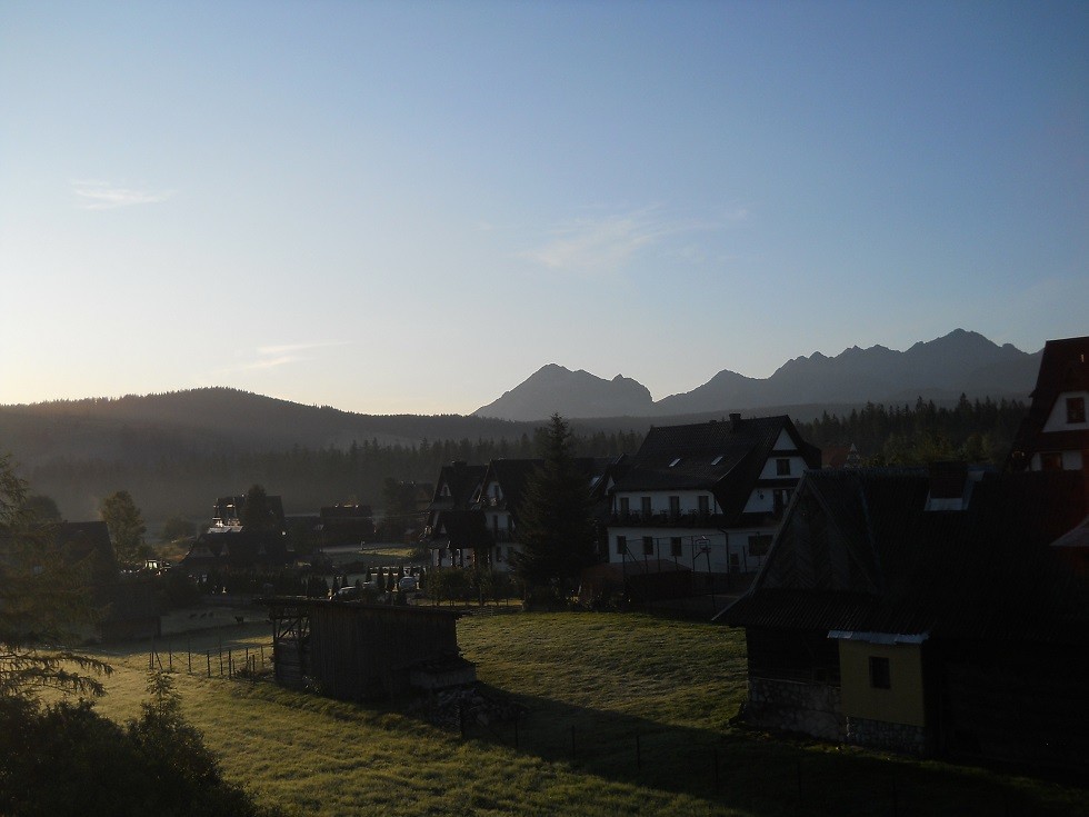 Podróże, Zakopane w foto - pigułce. Część pierwsza: Krupówki. - Wczesnym rankiem, widoczek z okna na wysokie Tatry:)