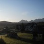 Podróże, Zakopane w foto - pigułce. Część pierwsza: Krupówki. - Wczesnym rankiem, widoczek z okna na wysokie Tatry:)