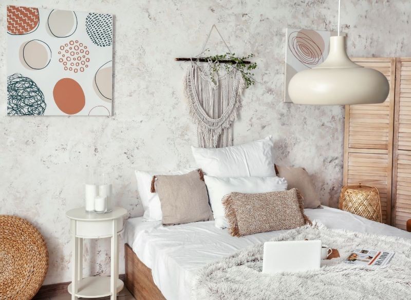 Makramy i inne modne dodatki sprawdzą się w pokoju boho dla dziewczynki.