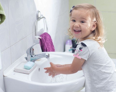Funkcjonalna i bezpieczna – urządzamy łazienkę przyjazną dziecku
