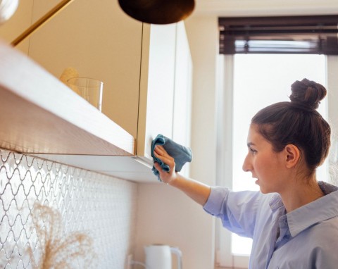 Usuwa tłuszcz z kuchennych szafek w kilka minut. Prosty przepis na płyn, żadnej chemii