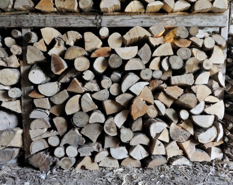 Gdzie nie przechowywać opału? Te miejsca są popularne, ale niszczą drewno