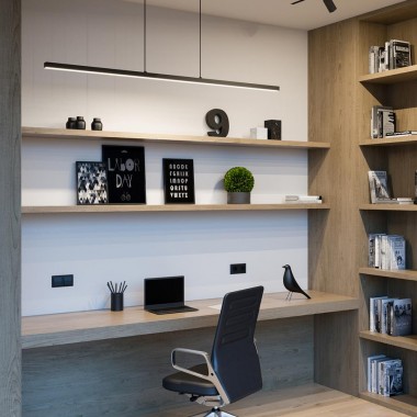 Pandemia przyczyniła się do wzrostu popularności pracy zdalnej, a ta z kolei wpłynęła na konieczność zaaranżowania komfortowej przestrzeni biurowej w naszych domach. W miejscu pracy kluczową rolę odgrywa nie tylko obszerne biurko czy wygodne krzesło. Równie ważne jest  odpowiednio dobrane oświetlenie. O czym pamiętać przy wyborze opraw oświetleniowych, które wpłyną na naszą efektywność, doskonale wiedzą eksperci polskiej marki AQForm.