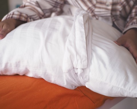 Najskuteczniejszy sposób na wypranie poduszek. Będą świeżo pachnieć i nie stracą miękkości