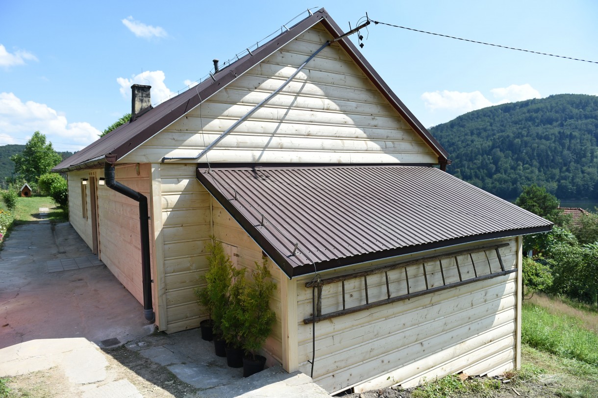 Nasz Nowy Dom, Nasz nowy dom - odcinek 197. Dom Joanny, Genowefy i Kajetana - W domu wymieniono drzwi wejściowe. Dach budynku i jego gmach ocieplono, a na elewacji umieszczono drewniane bele. 

Oglądaj Nasz nowy dom online na IPLA.TV:<a href="https://www.ipla.tv/wideo/rozrywka/Nasz-nowy-dom/5002418">Polsatboxgo.pl - Najlepsze seriale, filmy i sport na żywo</a>