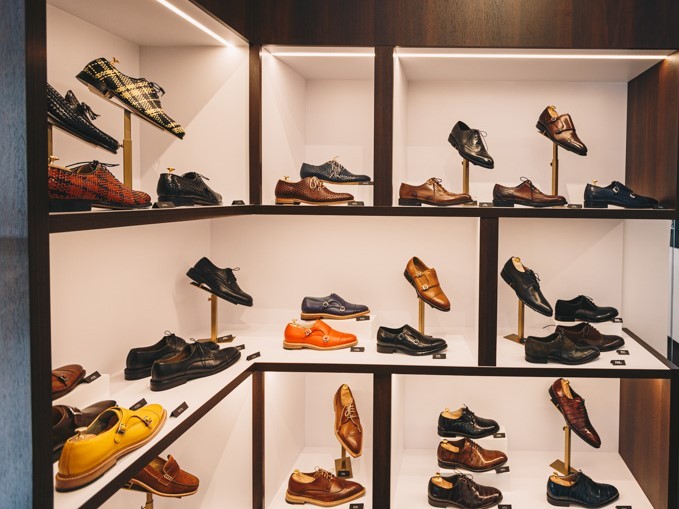 Garderoba, Stylowe ekspozytory na buty – sposób na wyróżnienie obuwia - Eleganckie stojaki na buty w sklepie obuwniczym wyróżniają obuwie.