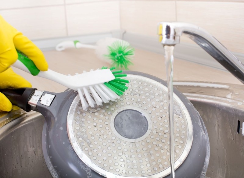 dlaczego spód patelni się przypala