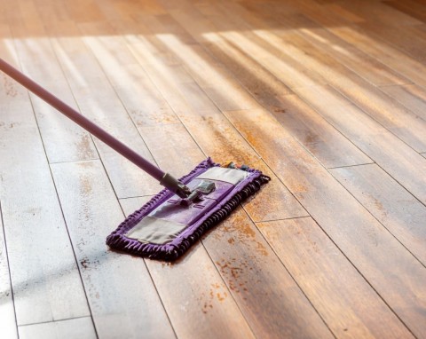 Stołowa łyżka na 5 litrów wody i płyn do naczyń. Podłoga jest czysta i zdezynfekowana, nie ma smug