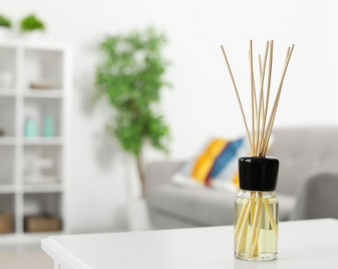 Tylko 3 składniki i zrobisz najlepszy odświeżacz powietrz. Tanio, bez chemii, a w domu pachnie ogrodem