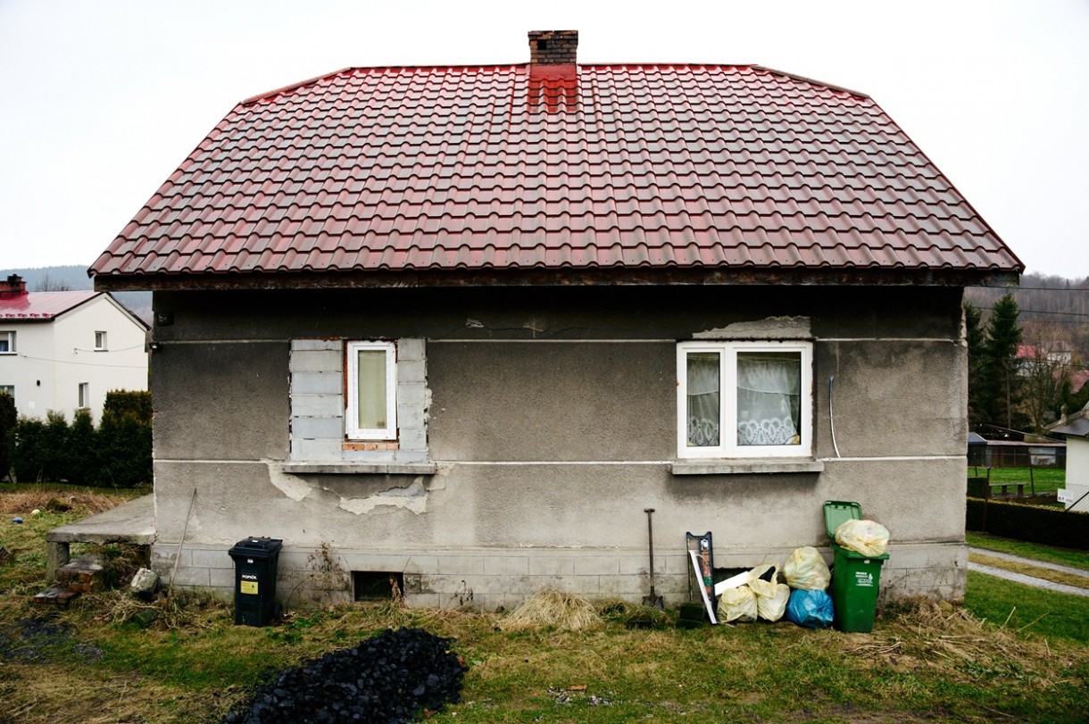 Nasz Nowy Dom, Nasz Nowy Dom: Stryszów - Tym razem Ela Romanowska odwiedzi małą miejscowość Stryszów, niedaleko Wadowic i rodzinę dzielnych kobiet składającą się z: mamy Ani oraz dwóch sióstr Gosi (20 lat) i Zuzi (16 lat). Dom w którym aktualnie mieszkają kobiety pierwotnie przeznaczony był do rozbiórki.