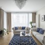 Salon, Błękit w stylu hampton - stylowy apartament - Apartament jest na tyle przestronny, że znalazło się w nim miejsce aż na dwie łazienki. Jedna w odcieniach bieli i szarości, a druga z akcentem kolorystycznym w postaci morskiej zieleni. W tej pierwszej odnajdziemy mozaikę znaną z kuchni, w kształcie marokańskiego wzoru, którą zdobi, niczym biżuteria, stylizowana armatura. Wykonane na zamówienie szafki pod umywalką łączą się stylistycznie z obudową wanny.
W drugiej łazience króluje kolor, a tłem dla niego jest płytka imitująca biały marmur. I chociaż obie są inne, łączy je mimo wszystko spójna stylistyka.

Magdalena Miśkiewicz idealnie wyczuła potrzeby właścicieli dotyczące wnętrza i przełożyła je na realizację, tak by poczuli się sami twórcami swojego domu. Dzięki temu powstała przestrzeń z w stylu new hampton, ale z indywidualnymi akcentami.